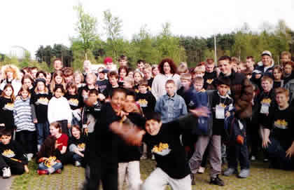 Monika Griefahn und die Kinder der Gruppe 1