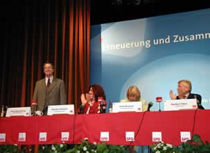 Die Fotos zeigen (v.l.n.r.): SPD-Generalsekret&auml;r Franz M&uuml;ntefering, Monika Griefahn MdB, Hedi Wegener MdB, den Moderator und Buchholzer B&uuml;rgermeister Norbert Stein sowie den SPD-UB-Vorsitzenden Klaus-Dieter Feindt.