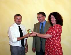 Das Foto zeigt (v.l.n.r.): Herr Parl. Staatssekret&auml;r Dr. Gerald Thalheim, Christian Neven vom Arbeitskreis interessierter Landwirte und Monika Griefahn MdB
