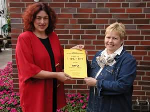 Monika Griefahn und die stellvertretende AWO-Kreisvorsitzende Angelika Tumuschat-Bruhn bei der Spenden&uuml;bergabe