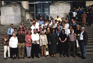 Die Besuchergruppe vor dem Westportal des Reichstagsgeb&auml;udes