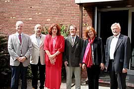 Das Foto zeigt (v.l.n.r.): Regierungsdirektor Eckhard Reichelt, Gesamtbetriebsratsvorsitzender Harry Kallinosky, Monika Griefahn MdB, Schulleiter Wolfgang Pfister, Bettina Hagedorn MdB und der Buchholzer B&uuml;rgermeister Norbert Stein. 