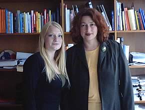 Das Foto zeigt Annika Howe und Monika Griefahn im Berliner B&uuml;ro.