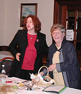 Das Foto zeigt (von rechts): Marion Caspers-Merk MdB und Monika Griefahn