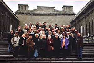 Das Foto zeigt die Besuchergruppe w&auml;hrend des Stadtrundgangs vor dem Pergamon-Museum.