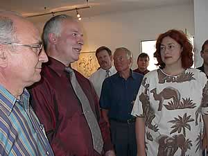 Monika Griefahn er&ouml;ffnete als Vorsitzende des Bundestagsausschusses f&uuml;r Kultur und Medien eine Vernissage in den R&auml;umen von Wolfgang Bunk (2. von links) mit Werken des K&uuml;nstlers Eberhard Brede (links). 