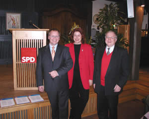Das Foto zeigt (v.l.n.r.): Dirk Oertzen (SPD-Ortsvereinsvorsitzender Winsen), Monika Griefahn MdB und Ludwig Stiegler MdB (stellvertretender SPD-Fraktionsvorsitzender).