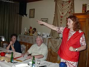 Die Bundestagsabgeordnete Monika Griefahn (rechts) informierte die NGG-Senioren &uuml;ber die &Auml;nderungen bei den Sozialsystemen. Neben ihr Horst Heller, der Vorsitzende der Seniorengruppe, sowie Ingrid Heller.