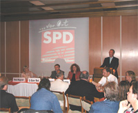 Die Bundestagsabgeordnete Monika Griefahn (rechts) informierte die NGG-Senioren &uuml;ber die &Auml;nderungen bei den Sozialsystemen. Neben ihr Horst Heller, der Vorsitzende der Seniorengruppe, sowie Ingrid Heller.