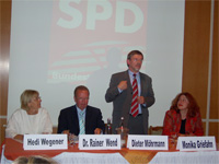 Die Bundestagsabgeordnete Monika Griefahn (rechts) informierte die NGG-Senioren &uuml;ber die &Auml;nderungen bei den Sozialsystemen. Neben ihr Horst Heller, der Vorsitzende der Seniorengruppe, sowie Ingrid Heller.
