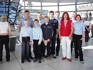 Die Bundestagsabgeordnete Monika Griefahn (rechts) informierte die NGG-Senioren &uuml;ber die &Auml;nderungen bei den Sozialsystemen. Neben ihr Horst Heller, der Vorsitzende der Seniorengruppe, sowie Ingrid Heller.