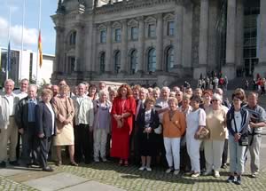 Monika Griefahn (Mitte) konnte die G&auml;ste aus Soltau-Fallingbostel vor dem Reichstag begr&uuml;&szlig;en.