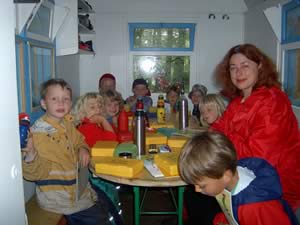 Monika Griefahn (Mitte) konnte die Gäste aus Soltau-Fallingbostel vor dem Reichstag begrüßen.