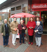 Monika Griefahn auf dem Wochenmarkt Neu Wulmstorf mit �rtlichen Genossinnen und Genossen.