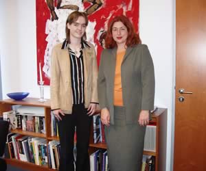 Das Foto zeigt die Sch&uuml;lerzeitungsredakteurin Frauke Harms und Monika Griefahn MdB.