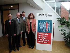 Regina und Gerd Weißmann von den Friedensgruppen Nordheide übergeben zusammen mit Monika Griefahn 1000 Unterschriften gegen einen Krieg im Irak an Bundeskanzler Schröder.