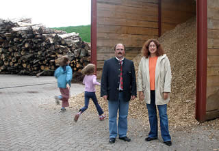 Regina und Gerd Wei&szlig;mann von den Friedensgruppen Nordheide &uuml;bergeben zusammen mit Monika Griefahn 1000 Unterschriften gegen einen Krieg im Irak an Bundeskanzler Schr&ouml;der.