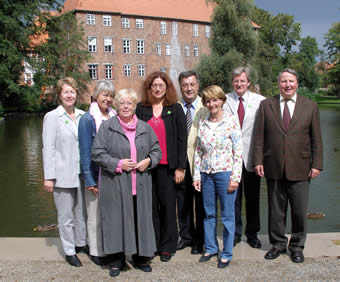Regina und Gerd Wei&szlig;mann von den Friedensgruppen Nordheide &uuml;bergeben zusammen mit Monika Griefahn 1000 Unterschriften gegen einen Krieg im Irak an Bundeskanzler Schr&ouml;der.