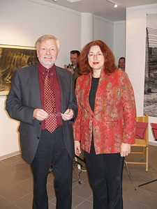 Regina und Gerd Wei&szlig;mann von den Friedensgruppen Nordheide &uuml;bergeben zusammen mit Monika Griefahn 1000 Unterschriften gegen einen Krieg im Irak an Bundeskanzler Schr&ouml;der.