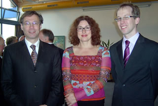 Regina und Gerd Wei&szlig;mann von den Friedensgruppen Nordheide &uuml;bergeben zusammen mit Monika Griefahn 1000 Unterschriften gegen einen Krieg im Irak an Bundeskanzler Schr&ouml;der.